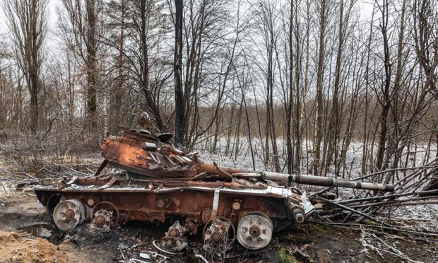 Un tanque ruso destruido cerca de la aldea de Kuhari, en la región de Kiev. (Mykhaylo Palinchak / SOPA Images / LightRocket via Getty Images)
