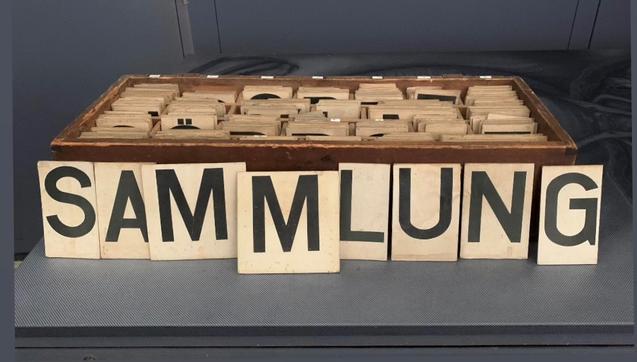 Alter Lesekasten mit Buchstabentafeln