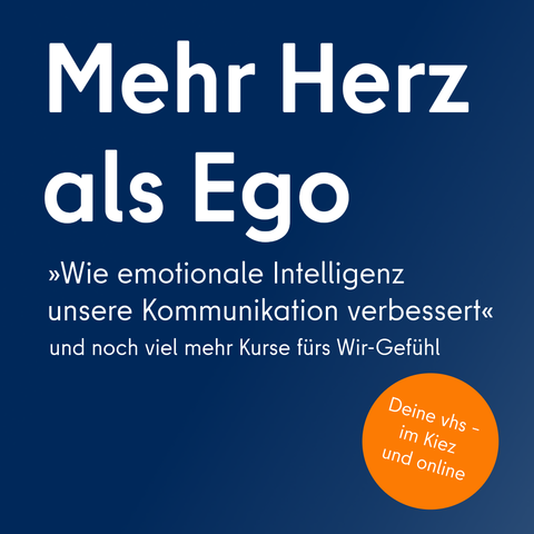 Kampagnenmotiv für Kurse zur emotionalen Intelligenz mit dem Titel "Mehr Herz als Ego" auf blauem Hintergrund. Orange Kreis: "Deine vhs - im Kiez und online".