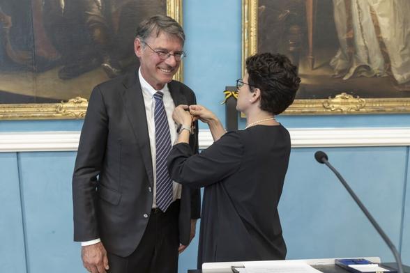 Marion Gentges, Justizministerin des Landes Baden-Württemberg, MdL, überreicht Prof. Dr. Dr. h.c. Friedhelm Beyersdorf das Bundesverdienstkreuz. Foto: Jürgen Gocke / Universität Freiburg