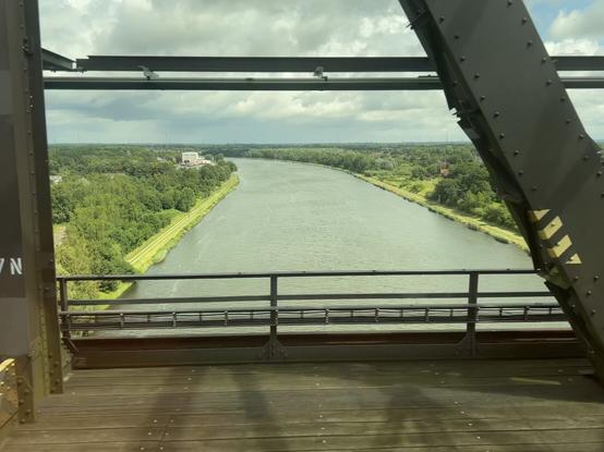 A view of the Kieler canal from the Rendsburger Hochbrücke, bridge structure visible in the foreground.