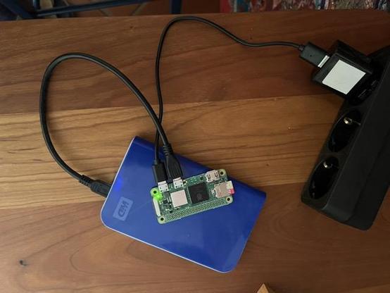 Image of an 2.5“ HDD with a Raspberry Pi Zero W 2 attached