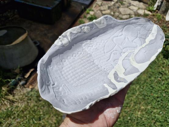Un plat réalisé en terre cuite, avec des émaux de trois variétés différentes appliqués sur sa surface. Prêt à cuire !