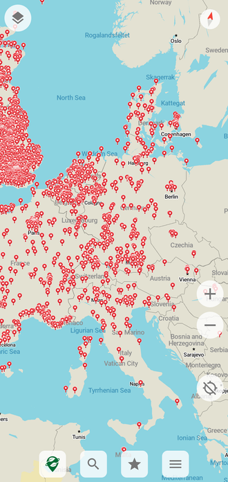 Screenshot von OrganicMaps mit Fokus auf Deutschland, wo man ganz viele markierte Punkte sieht. Man sieht die umliegenen Länder angeschnitten.