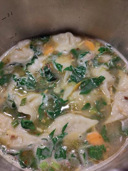 die Suppe köchelt mit allen Einlagen leicht vor sich hin
