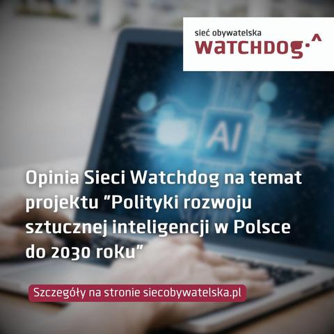 Osoba pisze na laptopie, na ekranie którego widać świecący symbol "AI" otoczony dynamicznymi liniami przypominającymi przepływ danych. W prawym górnym rogu znajduje się logo Sieci Obywatelskiej Watchdog Polska. Na środku grafiki widnieje napis: „Opinia Sieci Watchdog na temat projektu ‘Polityki rozwoju sztucznej inteligencji w Polsce do 2030 roku’”. Na dole znajduje się czerwony przycisk z napisem: „Szczegóły na stronie siecobywatelska.pl”.