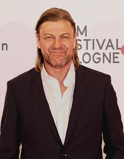 Das Foto zeigt Sean Bean. Er trägt ein Sakko und ein helles Hemd