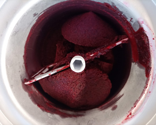 Das fertig gefrorene Sorbet in der Eismaschine