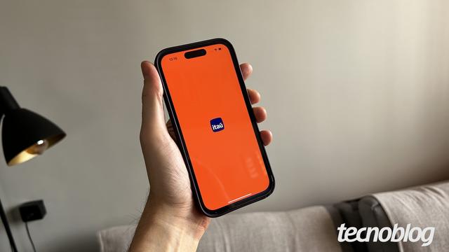 <figure class="wp-block-image size-large wp-lightbox-container"><img alt="Aplicativo do Itaú em um iPhone" class="wp-image-831583" height="596" src="https://files.tecnoblog.net/wp-content/uploads/2025/06/app-itau-iphone-1060x596.jpg" width="1060" /><button class="lightbox-trigger" type="button">
			<svg fill="none" height="12" viewBox="0 0 12 12" width="12" xmlns="http://www.w3.org/2000/svg">
				<path d="M2 0a2 2 0 0 0-2 2v2h1.5V2a.5.5 0 0 1 .5-.5h2V0H2Zm2 10.5H2a.5.5 0 0 1-.5-.5V8H0v2a2 2 0 0 0 2 2h2v-1.5ZM8 12v-1.5h2a.5.5 0 0 0 .5-.5V8H12v2a2 2 0 0 1-2 2H8Zm2-12a2 2 0 0 1 2 2v2h-1.5V2a.5.5 0 0 0-.5-.5H8V0h2Z" fill="#fff">
			</svg>
		</button><figcaption class="wp-element-caption">Itaú: 10 milhões de clientes já migraram para super app (imagem: Emerson Alecrim/Tecnoblog)</figcaption></figure>


<details class="tb-resumo tb-callout padrao">
    Resumo
    <div class="tb-resumo-topicos tb-callout-texto"><ul>
<li>O super app do Itaú já soma 10 milhões de clientes, unificando serviços do Itaú, Itaú Cartões e Iti em uma única plataforma.</li>
<li>A meta é atingir 15 milhões de clientes até o fim de 2025, mantendo o índice de mais de 99% de migração concluída com alta satisfação.</li>
<li>Entre as novidades estão o Controle de Gastos e um agente de investimentos com IA.</li>
</ul>
</div>
</details>


<p>O Itaú Unibanco está comemorando a marca de 10 milhões de clientes migrados para o seu super app. Trata-se de um movimento que começou há um ano, quando a instituição anunciou o 