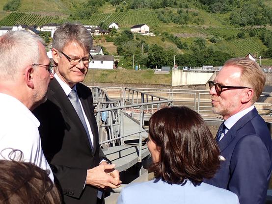 Bundesverkehrsminister Patrick Schnieder und Eric Oehlmann, Leiter der Generaldirektion Wasserstraßen und Schifffahrt, besichtigen bei ihrem Besuch an der Moselschleuse St.Aldegund am 03.07.2025 die entstandenen Schäden am Untertor.