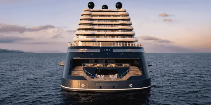 la poppa di una nave da crociera The Ritz Carlton