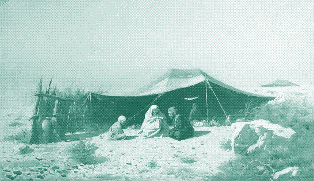 Imagem monocromática de um grupo árabe perto de uma tenda.