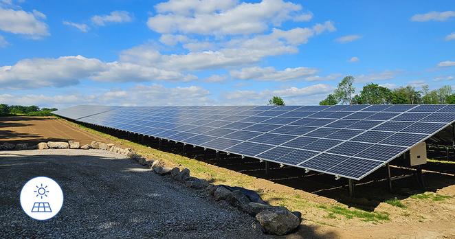 Freiflächen PV Anlage unter sonnigen Himmel