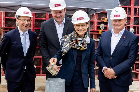 Wissenschaftsminister Falko Mohrs, Oberbürgermeister Thorsten Kornblum, TU-Präsidentin Angela Ittel und Vizepräsident Dietmar Smyrek legten gemeinsam die Zeitkapsel in die Grundsteinsäule. 

Foto: Philipp Ziebart/TU Braunschweig