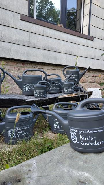 Gießkannen mit der Aufschrift:

Kirkeler Greabsteine

 kirkler-grabsteine.saarland