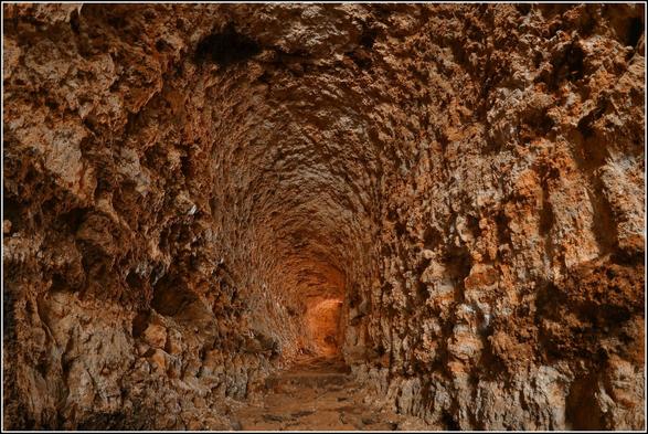 Galerie de forme vaguement ovoïde, d'environ un mètre de large pour deux de haut.