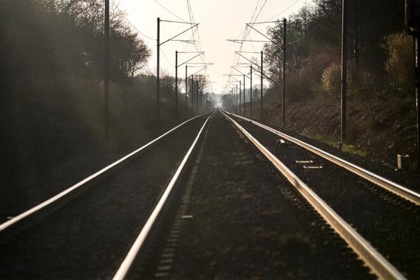 Une ligne ferroviaire traversant la campagne du Nord de la France, le 6 mars 2025. © Photo Quentin Top / Hans Lucas via AFP