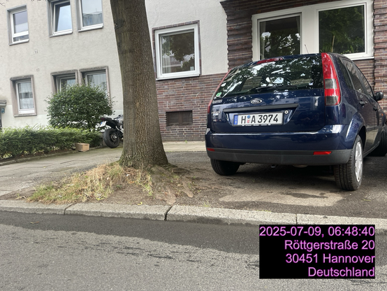 Hannover Ahndet das Das illegal Zwischen Lagern auf Baumwurzel nicht mit 150 € Bußgeld, Das gemeldet Stehzeug steht seid Wochen unverändert dort .