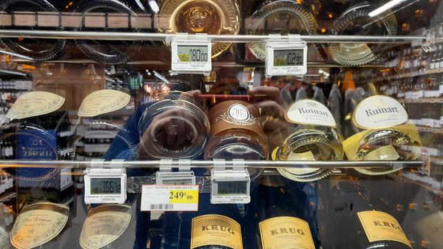 Digitale Preisschilder am Wein mit Preisen, bis zu 780€