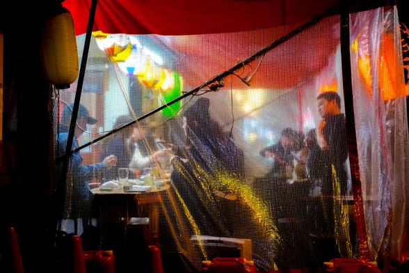 Terrassa d'izakaya protegida de la pluja