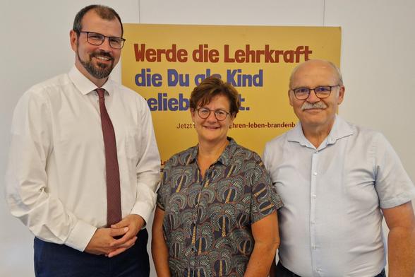 Für Schüler-Olympiaden in vielen Fächern (v.l.): Bildungsminister Steffen Freiberg mit Andrea Stolpe und Uwe Toman vom BLiS e.V.