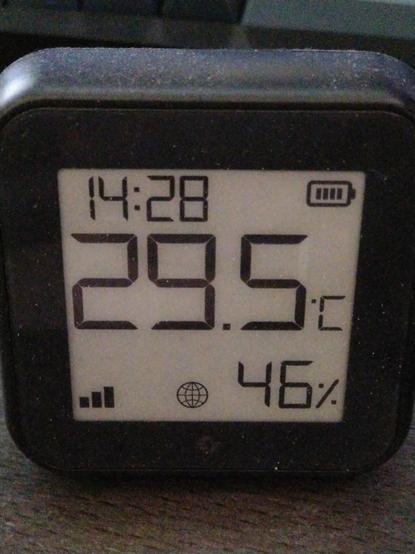 A temperature and humidity sensor showing 29.5°C and 46% RH