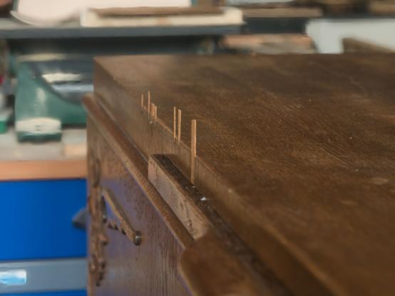 Furnier Reparatur, hier: Blick auf die angeleimten Furnierstücke