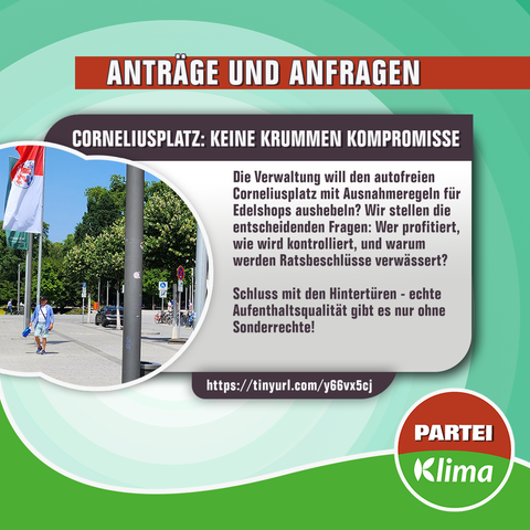 Zu sehen ist eine Parkbucht auf dem Corneliusplatz. Auf der rechten Seite steht eine Baumreihe und ein schwarzes Auto. Auf der linken Seite steht eine Reihe von Fahnen darunter auch die von Düsseldorf.