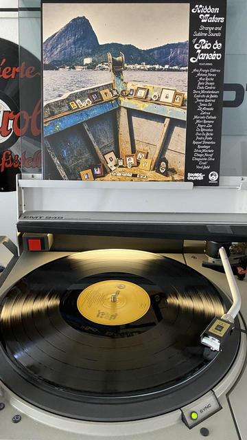 Vinyl LP Sampler mit dem Titel „Hidden Waters: Strange and Sublime Sounds of Rio De Janeiro“ auf einem Plattenspieler.