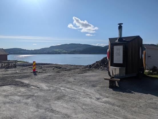 Badstuhengeren ved siden av der grunnarbeidet for den permanente badstuen er påbegynt på Bogatangen.