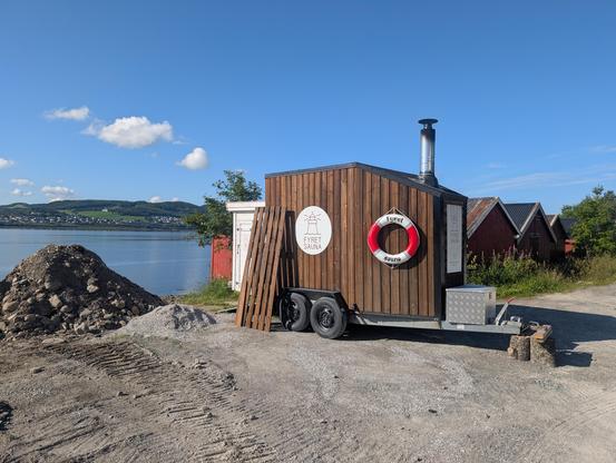 Badstuhengeren med naustene og Steinkjerfjorden i bakgrunnen.