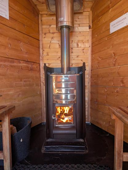 Badstuovnen, en vedfyrt Harvia.