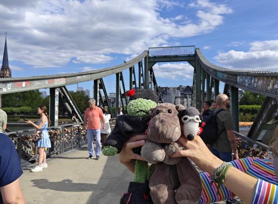 Joschka, Hippo Netti und Snoopy vor der Inschrift des Eisernen Stegs in Frankfurt