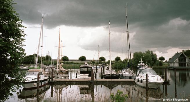 Der Jachthafen und der Strand bei Harlesiel in Ostfriesland.