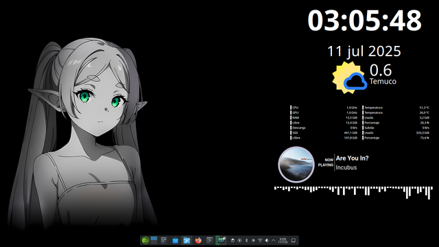 La imagen muestra un escritorio Linux (KDE en openSUSE) con un diseño minimalista y oscuro. El fondo es de Frieren en blanco y negro, destacando sus ojos verdes. A la derecha hay widgets con la hora, clima de Temuco, uso del sistema (CPU, RAM, SSD) y la canción "Are You In?" de Incubus. Abajo se ve un dock con apps como Firefox, Dolphin y terminal. Todo está ordenado y estéticamente limpio. Texto generado con IA