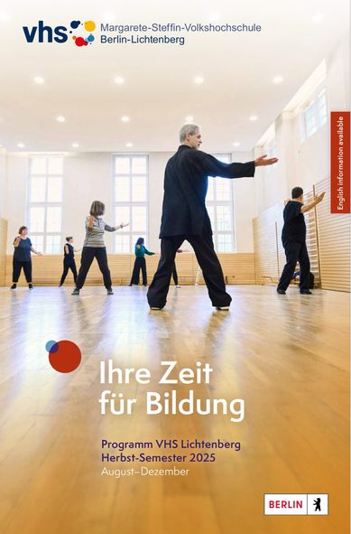 Eine Gruppe Erwachsener steht in einem hellen, großzügigen Turnsaal mit Holzfußboden und hohen Fenstern und übt Tai Chi. Im Vordergrund führt ein älterer Mann eine fließende Bewegung an. Über dem Bild steht das Logo der Margarete-Steffin-Volkshochschule Berlin-Lichtenberg. Der Text unten auf dem Bild lautet: „Ihre Zeit für Bildung – Programm VHS Lichtenberg Herbst-Semester 2025, August–Dezember“. Am rechten Rand befindet sich ein roter Hinweis: „English information available“. Unten rechts ist das BERLIN-Logo mit dem Bären.