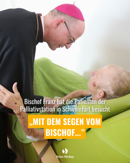 Der Bischof beugt sich zu einer dünnen Person auf einem Bett unter einer grünen Decke herab.