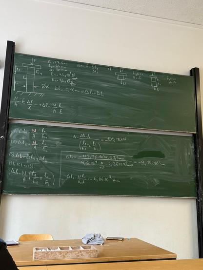 Eine Mechanik-Aufgabe wurde an einer Kreidetafel berechnet