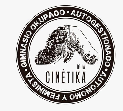 Icona circular en blanc i negre que hi posa "Gimasio okupado, autogestionado, autónomo y feminista". Al centre hi ha dues mans embenades juntes per fer boxa i el text "De la Cinétika".