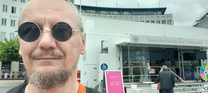 Selfie vor dem Infomobil des Deutschen Bundestags