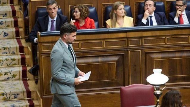 El portaveu d'ERC al Congrés, Gabriel Rufián, passa per davant de Pedro Sánchez (Europa Press/Jesús Hellín)