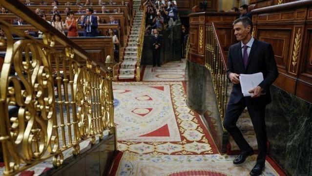 Pedro Sánchez baixa del faristol del Congrés, un cop acabada la seva intervenció (EFE/Mariscal)