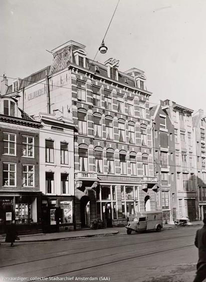 Datum opname: 1955. Voor de deur een wagentje van B. van der Sluijs.