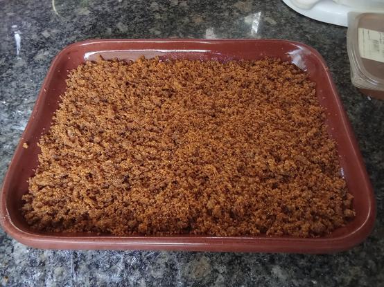 Foto del molde rectangular ahora con los cambures bien tapados por la cubierta (que tiene una textura irregular y perfectamente imperfecta) y ya listo para ir al horno.