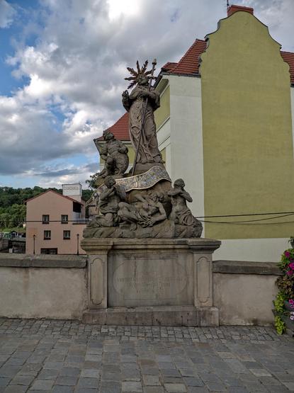 Rzeźba na moście nad Młynówką