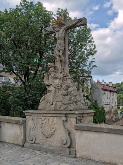 Rzeźba na moście nad Młynówką