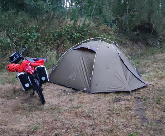 Ein Fahrrad und ein Grünes Kuppelzelt.