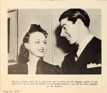 Fotografía vintage de Dorothy Arnold, actriz de cine, junto a Joe DiMaggio, famoso beisbolista. Ambos sonríen mientras posan para la cámara.