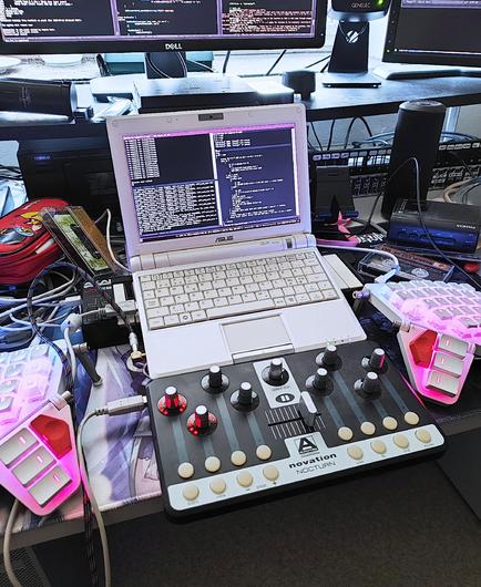 EeePC running sapf within Emacs, with a Nocturn MIDI controller connected