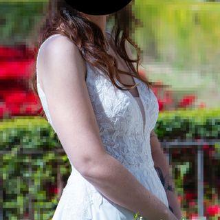 Foto centrada en el encaje del vestido con temática floral.